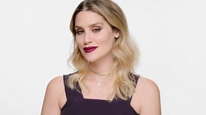 Watch to get a glamorous makeup look in 5 minutes or less. http://bit.ly/2hmBPfN | ELLE Magazine (US)