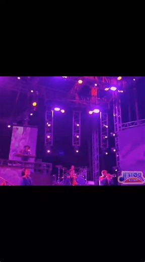 Ati que me diste tu vida,tu amor y tu espacio, Ati que cargaste en tu vientre dolor y cansancio,Ati mi guerrera invencible...su nombre es mi madre. Señora, señora (tu éxito en vivo) Feliz día de las Madres. | La MMM junior klan