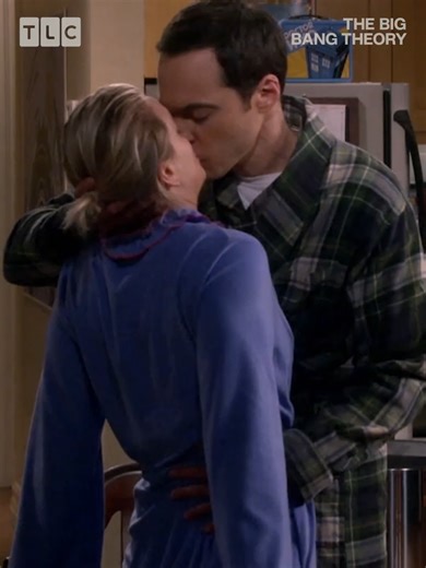 Sheldon y Penny se besan en The Big Bang Theory