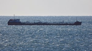 Decenas de petroleros echan el ancla tras las últimas sanciones de EEUU que disparan el precio del crudo