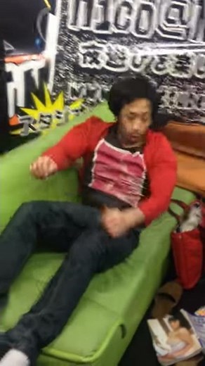 寝起きドッキリ！いきなり爆音で起こされると人はどうなる？！NIGHTTubeスタッフ！ホル様 - YouTube