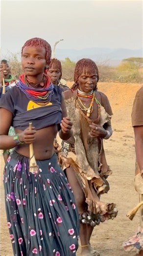 Ceremonia Hamer del Salto del toro Omo Valley, Ethiopia.
