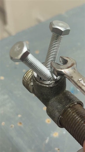 How Mechanics Remove Stuck Threads Fast 😱