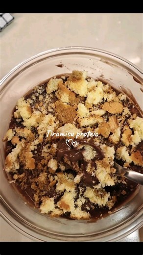 Tiramisu proteic Acest desert l-am facut fiind-mi pofta de ceva dulce si neeavad in casa foarte multe variante de ingrediente. Asa ca hai sa iti spun cum l-am facut si nu iti ia mai mult de 10 min, doar trebuie sa ai putina rabdare sa stea la frigider macar 30 min. Ingrediente 1 budinca proteica ce preferi 3-4 piscoturi eu am gasit la lidl varianta de la sapt italieneasca 50-100ml cafea americano Mod pregatire Intr-un recipient eu am folosolosit un bol de sticla cu capac si am inceput sa fac str