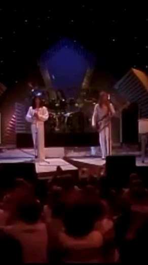 Feeling That Way - Journey | The Midnight Special 1978 Off the album Infinity which is the fourth studio album by American rock band Journey, released in January 1978 by Columbia Records. It was the band’s first album with vocalist Steve Perry and the last to feature drummer Aynsley Dunbar. #journey #feelingthatway #steveperry #greggrolie #nealschon #rossvalory #aysleydunbar #1970smusic #70smusic #1970s #livemusic #memories #classicrock #poprock #midnightspecial #music #video #memories#infinity 