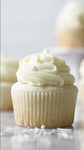 Fluffy Cupcakes that are as White as Snow ❄️