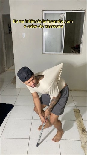 EU NA INFÂNCIA BRINCANDO COM O CABO DE VASSOURA