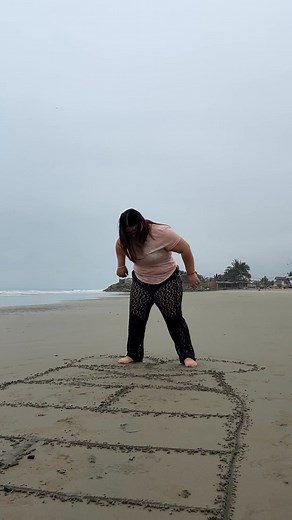 146K views · 1.9K reactions | Jugando la rayuela  | Genesis Palacios EC | Facebook