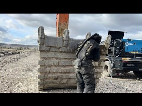 Fixing a cracked bucket frog in 60+ KM WINDS!