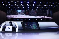 首创全景iDrive系统吸睛，宝马携多驱动模式车型 技术集群亮相_腾讯新闻