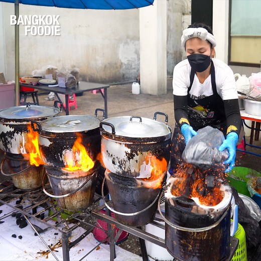6.5M views · 64K reactions | Watch how this hardworking Thai lady handles up to 4 pot of fried chicken at one time!  Fried Chicken Chom Thong 16 (ไก่ทอดหม้อเตาถ่าน จอมทอง 16) Address: เลข ที่ 124/79 124 80 Chom Thong Rd, Bang Kho, Chom Thong, Bangkok 10150, Thailand. | Bangkok Foodie | Facebook