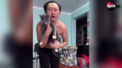 Cute! MMA fighter trains with his cat