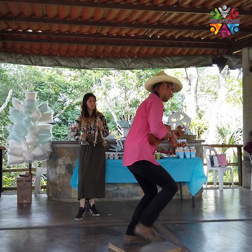 ¡Ya lo dijo el Santo Papa, y lo dijo a voz en cuello, sólo Veracruz es bello, y su capital Xalapa! Elena Quijadas y Juan Jarana @Elena Santiago Ferrer @Juan Carlos Santos Mtz #viveelfolklore #jarochos #sonjarocho #folklore #veracruz | Vive el Folklore