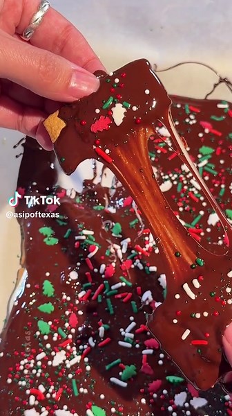 Christmas Smores This Christmas S’mores Bark is the ultimate holiday treat — crunchy, gooey, and chocolatey with every bite. Perfect for gifting, parties, or cozy movie nights! Ingredients 6 graham crackers 2 cups marshmallows 2 tbsp butter 1.5 cups of chocolate chips #smores #chocolate #dessert #easydessert