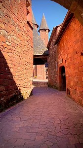 Collonges-la-Rouge (19500) Corrèze France 🇫🇷 C’est un charmant village médiéval situé en Corrèze, connu pour ses maisons en grès rouge, ses tours et ses toits en lauze. Classé parmi « Les Plus Beaux Villages de France », il se distingue par son architecture unique et son ambiance pittoresque, offrant un décor riche en histoire au cœur d’un paysage verdoyant. C’est un lieu emblématique où chaque ruelle pavée raconte un morceau de son passé médiéval. #collongeslarouge #rouge #correze #france #fr