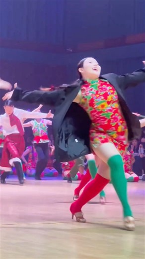 Wow🔥 She takes center stage in this dance#dance #dancerlife #dancer #danceartistry #dancestudio