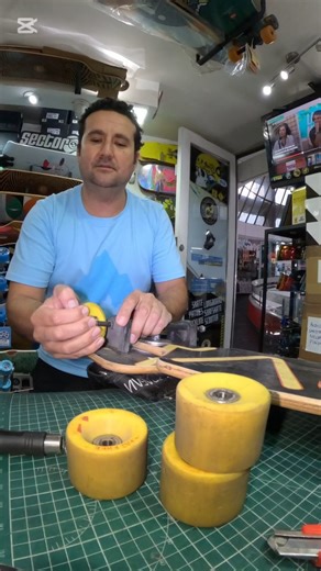 1.3K views · 19 reactions | Les dejamos video tutorial como hacer limpieza de tus rodamientos: Sugerencia: Usar alcohol isopropílico. Botella Bones Cleaner, aún te la puedes fabricar con una botella de jugo de vidrio. Lubricante de rodamientos Bones Speedcream o puedes usar aceite de máquina de coser. Prohibido usar W-40 ya que sobre calienta el rodamiento y los puedes reventar al igual que el núcleo de la rueda. Esperamos que les sirva!! | Openboxstore | Facebook