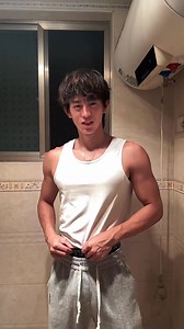 Flex before we go to sleep #Bodyflex #muscleguy #gymratlife #fitguy #AsianFitGuy #fitnessmodel | 五星市民