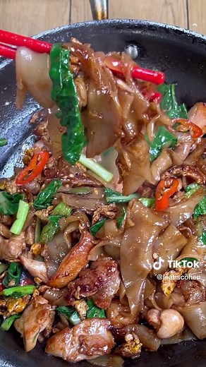 Pad see ew is one of my favorite Thai noodles. It’s kid friendly and easy to make. Plus I love the chew texture of the rice noodles. If you can’t find fresh rice noodles near you pls check out my video on how to make them from scratch #padseeew #freshricenoodles #chickenrecipes #thaifoodcooking #noodlerecipes #thaistreetfoods #femalechefsoftiktok #femalechefsrock