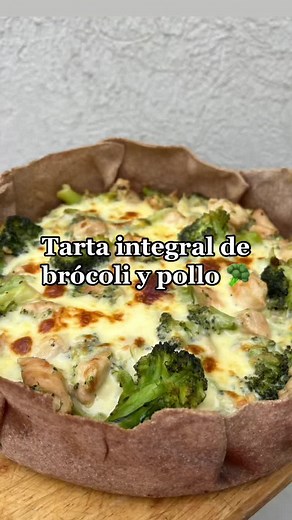 TARTA INTEGRAL DE BRÓCOLI Y POLLO 🥦 Una buena opción para incorporar verduras en tus almuerzos y cenas, y queda suuuuper rica 😍 Ingredientes para el relleno: - 1 pechuga - 1 cebolla - 1/2 morrón - 1 cebolla de verdeo - 1 planta de brócoli - 1 diente de ajo - 1 cda de queso untable descremado - 2 huevos - Queso cremoso descremado Ingredientes para la masa: - 1 taza de harina integral - 4 cdas de aceite - 15 cdas de agua - Sal a gusto Preparación para el relleno: 1. Cortar en cuadraditos la pech