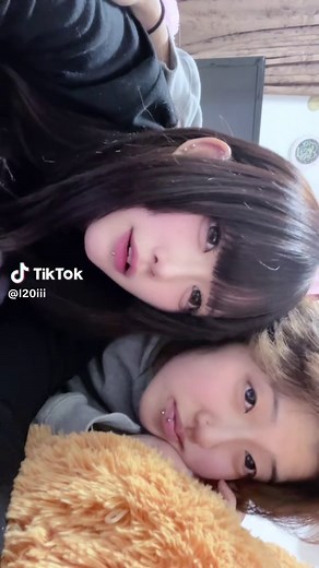 女子高校生のレズビアンカップルの瞬間