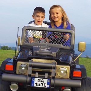 Avventure no-limits con il potente fuoristrada Gaucho XP. Prestazioni da XP = Extreme Performance con luci, suoni, radio multifunzione e clacson. Scopri il divertimento made in Italy 👉 http://bit.ly/2Hsa42D | Peg Perego