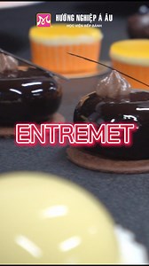 💫ENTREMET - Chiếc bánh khao khát của người yêu ẩm thực và thợ làm bánh Chỉ 2 buổi học 👉 Đăng ký ngay 🎯Nội dung chính của bài học như sau: ✨Phương pháp kết hợp nguyên liệu ✨Kiến thức và cách sử dụng công cụ dụng cụ đặc thù ✨Thực hành các loại đế tart tương ứng với từng loại bánh mousse ✨Phương pháp chế biến nhân, trang trí bằng chocolate kết hợp trái cây ✨Kỹ thuật tạo hình bánh: mirror glaze (tráng gương), spider web mirror glaze (phủ mạng nhện), phun bơ cacao 👉 𝐂𝐨𝐦𝐦𝐞𝐧𝐭/𝐈𝐧𝐛𝐨𝐱 để đ