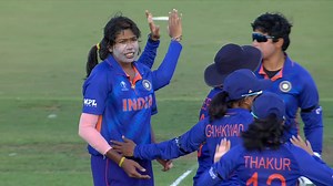 Sidra Ameen's fighting knock of 30 comes to an end. Jhulan Goswami gets the scalp. India on top 🔝 #CWC22 #PAKvIND | ICC - International Cricket Council