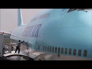 Korean Airlines B747-400 door close & open