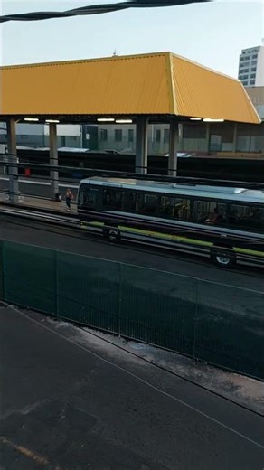 Ônibus Grande Marilia linha Bandeirantes chegando no terminal no final de um domingo em Marília SP