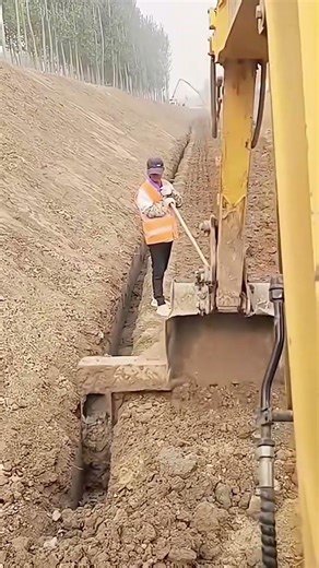 Clever Excavator Techniques for Narrow Ditch Digging