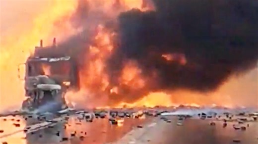 Lkw geht in Flammen auf – Ladung explodiert spektakulär
