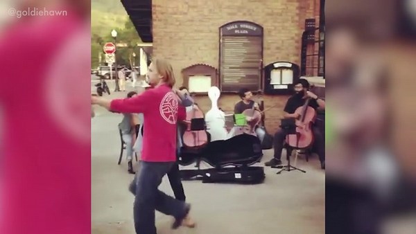 Goldie Hawn dances on the streets with her stepson