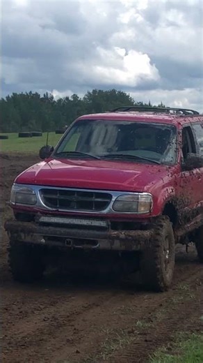 Ford Explorer has a good mud run #offroad #mud #mudbogging #truck #4x4 #ford #fordexplorer