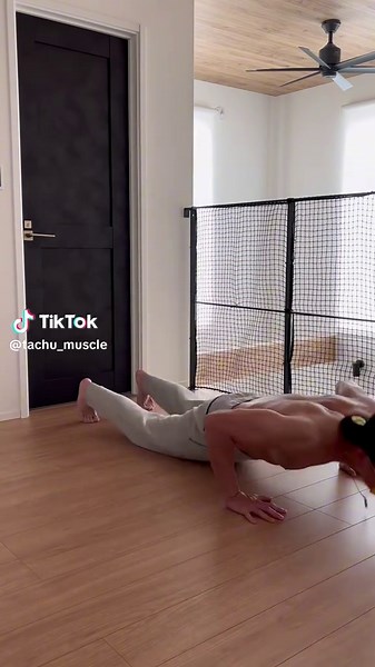 【男トレ】モテボディになりたいなら、これ本気でやってみ。下半身鍛えて男性ホルモン爆上がり＋大胸筋が鍛えられるから、ぶ厚くてたくましい胸板が手に入るよ。#たくマッスル #3分宅トレ #筋トレ初心者 #ボディメイク