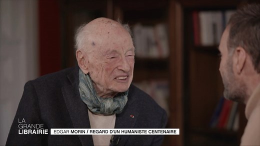 👀Edgar Morin, du haut de ses 102 ans, est un témoin aguerri de notre siècle et du siècle passé. Dans "Mon ennemi, c’est la haine" (Éditions de l’Aube) et "Encore un moment…" (Éditions Denoël), il nous éclaire au gré de courts textes et d’entretiens sur les égarements et les défis d’aujourd’hui et de demain. . 📚Il nous a donné rendez-vous à Paris, dans la Fondation qui porte son nom, pour une rencontre malicieuse et riche d’enseignements. . 📺 (Re)voir La Grande Librairie sur france.tv : http:/