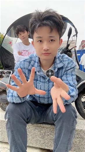 The coin changes color continuously. #magical #magic #funny