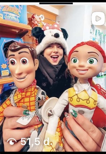 Ik heb dit serieus nog nooit gezien in Disneyland Parijs?! 😱 We kwamen er laatst achter dat alle Toy Story Speelgoed Figuren met elkaar kunnen praten.🗣️ Ik heb ze al zo vaak vast gehad in Disneyland Paris en ik had dit was me niet opgevallen.👀 Dus ik dacht misschien wisten jullie dit ook niet? 🤔✨ #Toystory #DisneylandParis #DisneylandParijs #disneylandparistoystory #DisneyToys