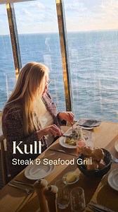 Velkommen til Kull – Steak & Seafood Grill På menyen finner du saftige steaks, fersk fisk og skalldyr samt smakfulle vegetarretter – alt tilberedt på grillen. Hva frister mest? 🥩🐟🦐🥗 Husk: Forhåndsbestiller du måltidene dine før avreise, betaler du i norske kroner og sparer penger på kronekursen. | Go Nordic Cruiseline Norge