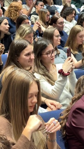 🎬 Masterclass avec Jonathan Cohen. C’est le titre. Pendant plus d’une heure, Jonathan Cohen a partagé avec générosité son parcours et ses expériences avec les étudiants de l’EFAP, de l’ÉSEC et de l’ICART. L’acteur s’est livré avec passion sur ses débuts, ses sources d’inspiration et les coulisses de ses rôles les plus cultes, à commencer par l’inoubliable Serge le Mytho. Avec bienveillance, il a aussi transmis des messages forts à nos étudiants : avoir confiance en soi, cultiver le bonheur au q
