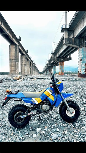 我有很多台機車 但只有這一台，跟我最合。 它不快、不吵、設定很單純 能帶我去我想去的地方，輕鬆一直走。 從花蓮機場旁的沙灘下去，沿著海岸一路往北，最後成功抵達太魯閣大橋。 對所有不良路況的游刃有餘 我真的很喜歡這台車。 Fantic Koala 50 | 游如鈁