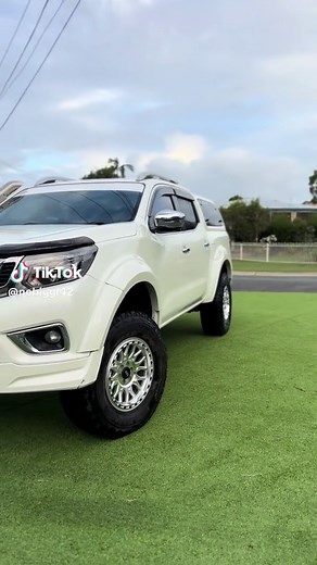 Explore the Nissan Navara NP300: Features and Performance