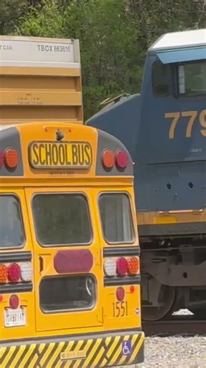 CSX 9004 CW40-8 leads southbound CSX L694 on the CSX Manchester subdivision in Union CIty, Ga!!