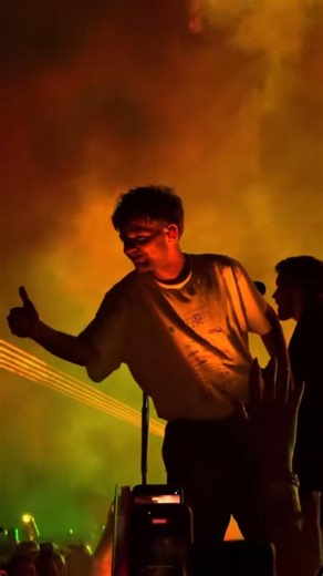 louis finally got his hands on the sunflower shaped balloon 🥹 #louistomlinson #onedirection