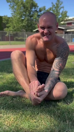 Your feet need to move! If you couldn’t move your hands, you’d be worried. It’s no different with your feet and toes. The best tool to get your feet moving is your hands! Not only do your fingers perfectly massage the tissue in the small gaps, but you learn your body better too. A few minutes a day is all you need. You’ll be amazed at how quickly your feet feel better with a bit of tender love and care. - If you want help restoring your feet, DM the word “FEET” to @thebarefootsprinter ! - - - - 