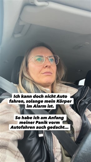Katharina | Expertin für Angst beim Autofahren | Mentaltraining on Instagram: "Wer fühlt das?🤯 Ich habe mich lange nicht wirklich getraut, mich im Auto sicher zu fühlen, weil ich dachte: „Ich kann doch nicht Auto fahren, solange mein Körper im Alarm ist.“ … weil mein Herz plötzlich rast.😱 … weil mein Körper reagiert, obwohl ich fahren will.😱 … weil ich dachte, erst müsste die Angst weg sein.🤯 Also bin ich gefahren, aber mit Anspannung, Kontrolle und viel innerem Druck.😣😬 Und irgendwann hab