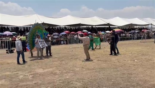 ¿Burros con alas? 😵‍💫 ¡La feria más extraña y divertida de México! 🐴🎉 Los burros disfrazados en Otumba. La información la tiene Daniel de Rosas | Azteca Noticias