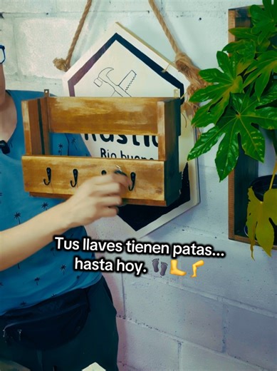 Si te gustan las ideas con madera, aquí te comparto otro producto de madera hecho a mano. La artesanía en madera tiene algo especial: transformar un pedazo simple de madera en algo útil para la casa. En este espacio encontrarás ideas de madera, proyectos de carpintería, productos de madera hechos a mano, muebles rústicos, organizadores de madera y creaciones DIY que cualquiera puede intentar hacer. Si te gusta la carpintería, la madera reciclada, los muebles de madera o simplemente buscas inspir