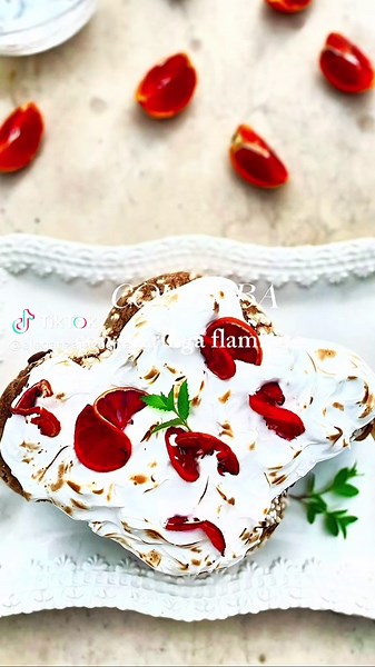 COLOMBA CON MERINGA MORBIDA A volte per ottenere un dolce d'effetto basta una meringa morbida flambata e qualche rondella di arancia