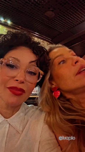 Marx ✊🏼 on Instagram: "Separadas no berço eu e @luapio no after da peça/ stand up/ musical “Contos da Lua” no @teatrobdojaragua Eu não enxergo e coloquei um filtro do Valter Mercado na gente 🤦🏻‍♀️🕺🏼👯‍♀️🥂"